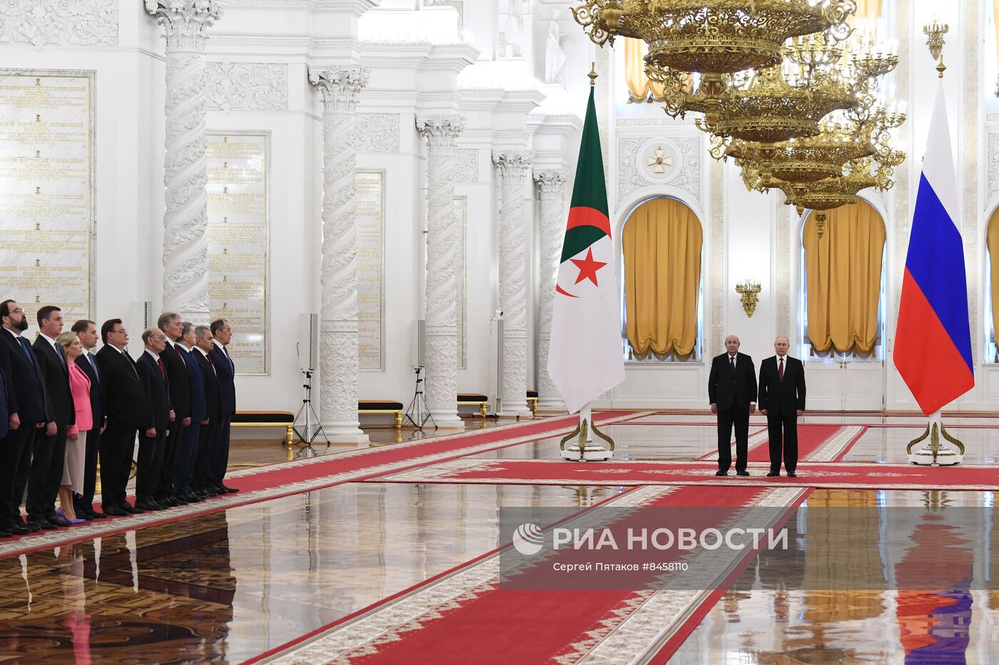 Президент РФ В. Путин провел встречу с президентом Алжира Абдельмаджидом Теббуном