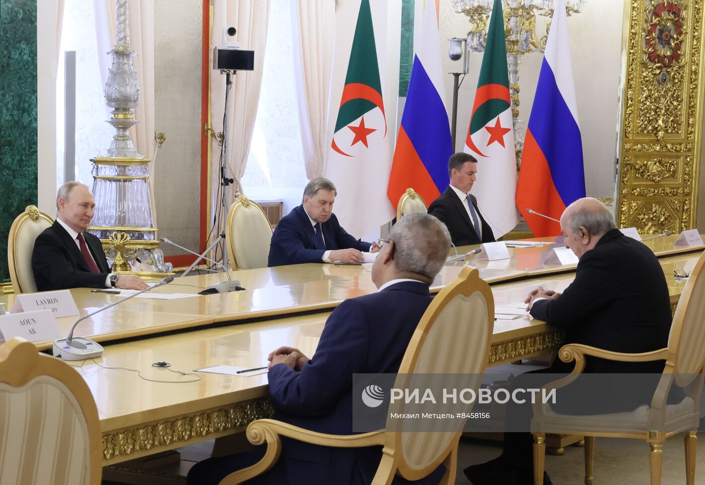 Президент РФ В. Путин провел встречу с президентом Алжира Абдельмаджидом Теббуном