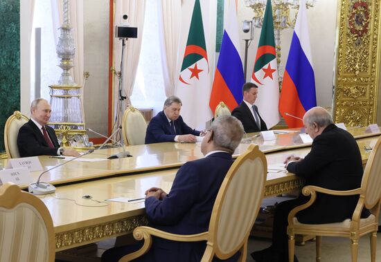 Президент РФ В. Путин провел встречу с президентом Алжира Абдельмаджидом Теббуном