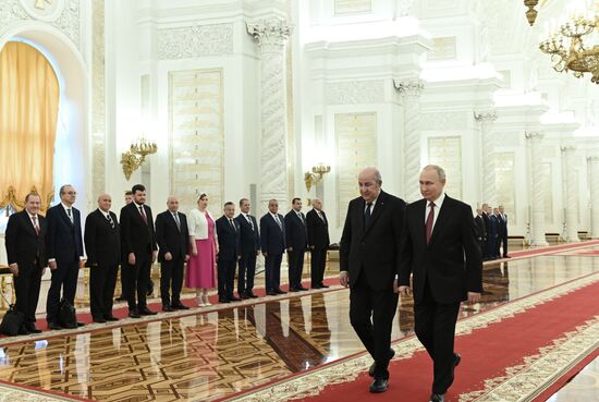 Президент РФ В. Путин провел встречу с президентом Алжира Абдельмаджидом Теббуном