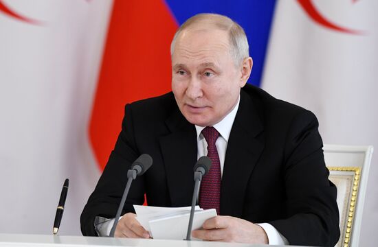 Президент РФ В. Путин провел встречу с президентом Алжира Абдельмаджидом Теббуном