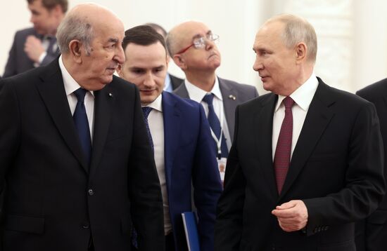 Президент РФ В. Путин провел встречу с президентом Алжира Абдельмаджидом Теббуном