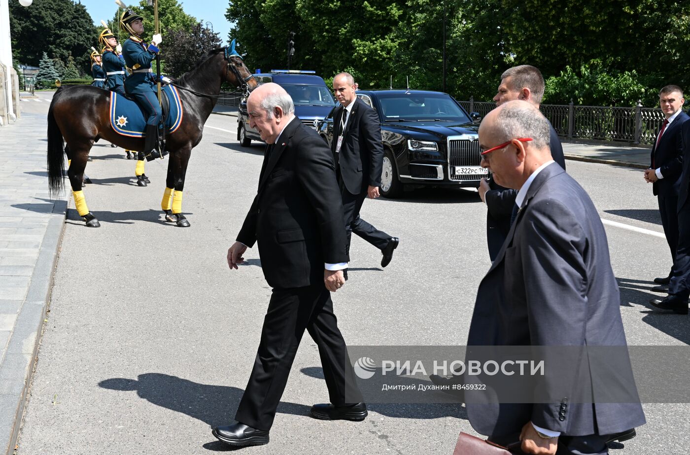 Президент РФ В. Путин провел встречу с президентом Алжира Абдельмаджидом Теббуном