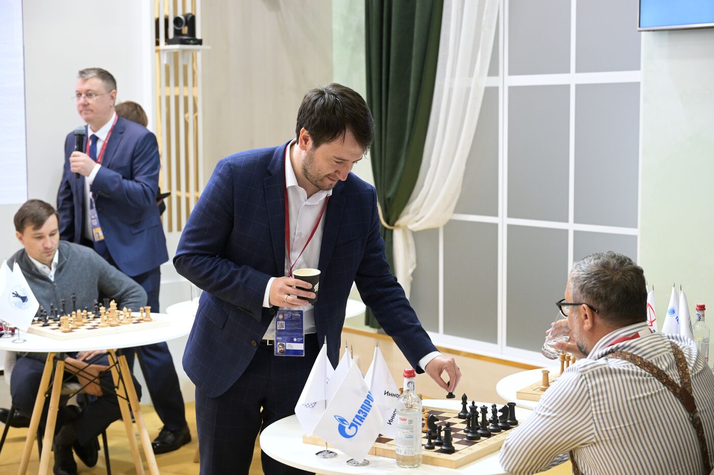 ПМЭФ-2023. Сеанс одновременной игры в шахматы с гроссмейстером с использованием искусственного интеллекта