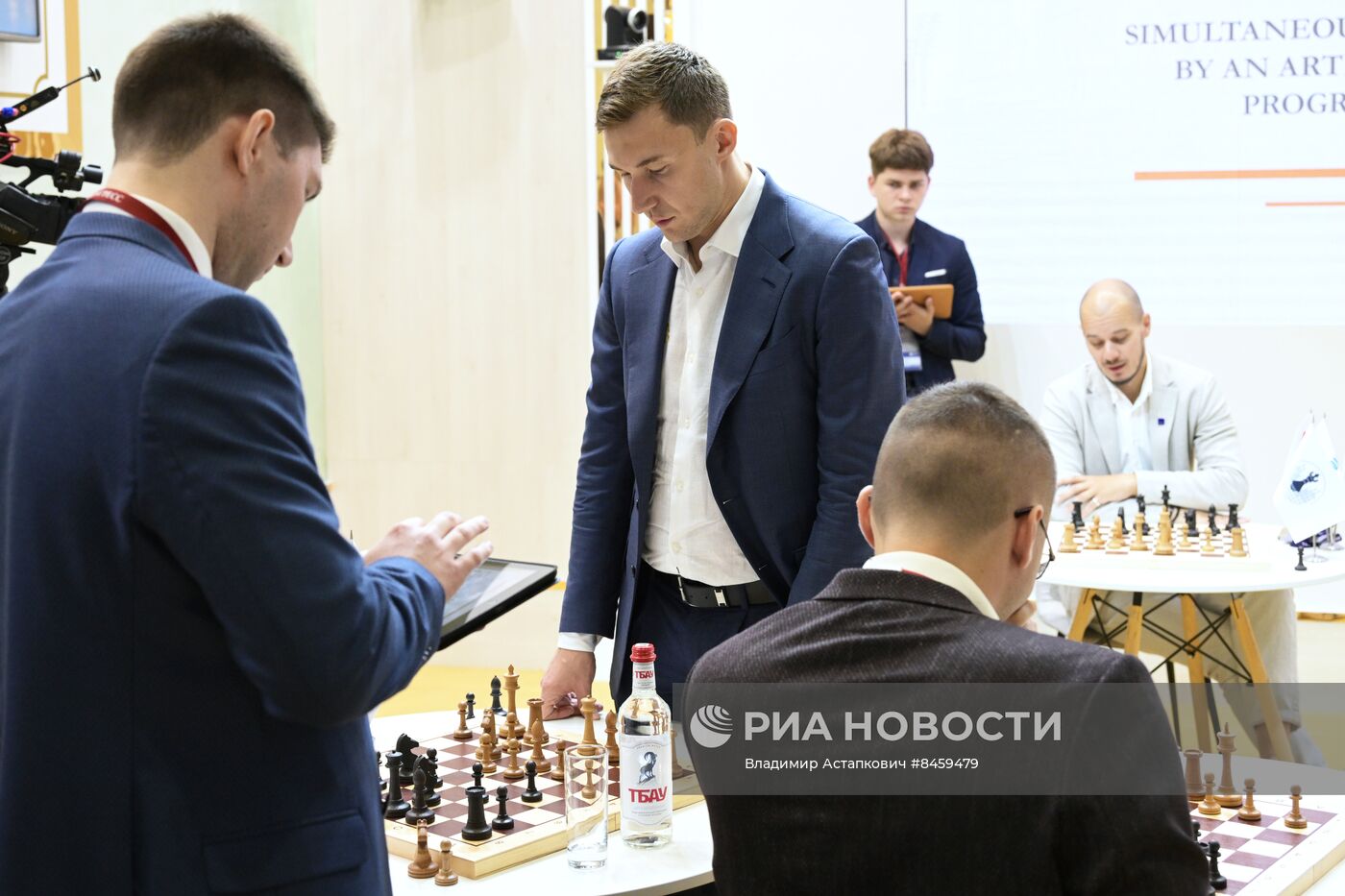 ПМЭФ-2023. Сеанс одновременной игры в шахматы с гроссмейстером с использованием искусственного интеллекта