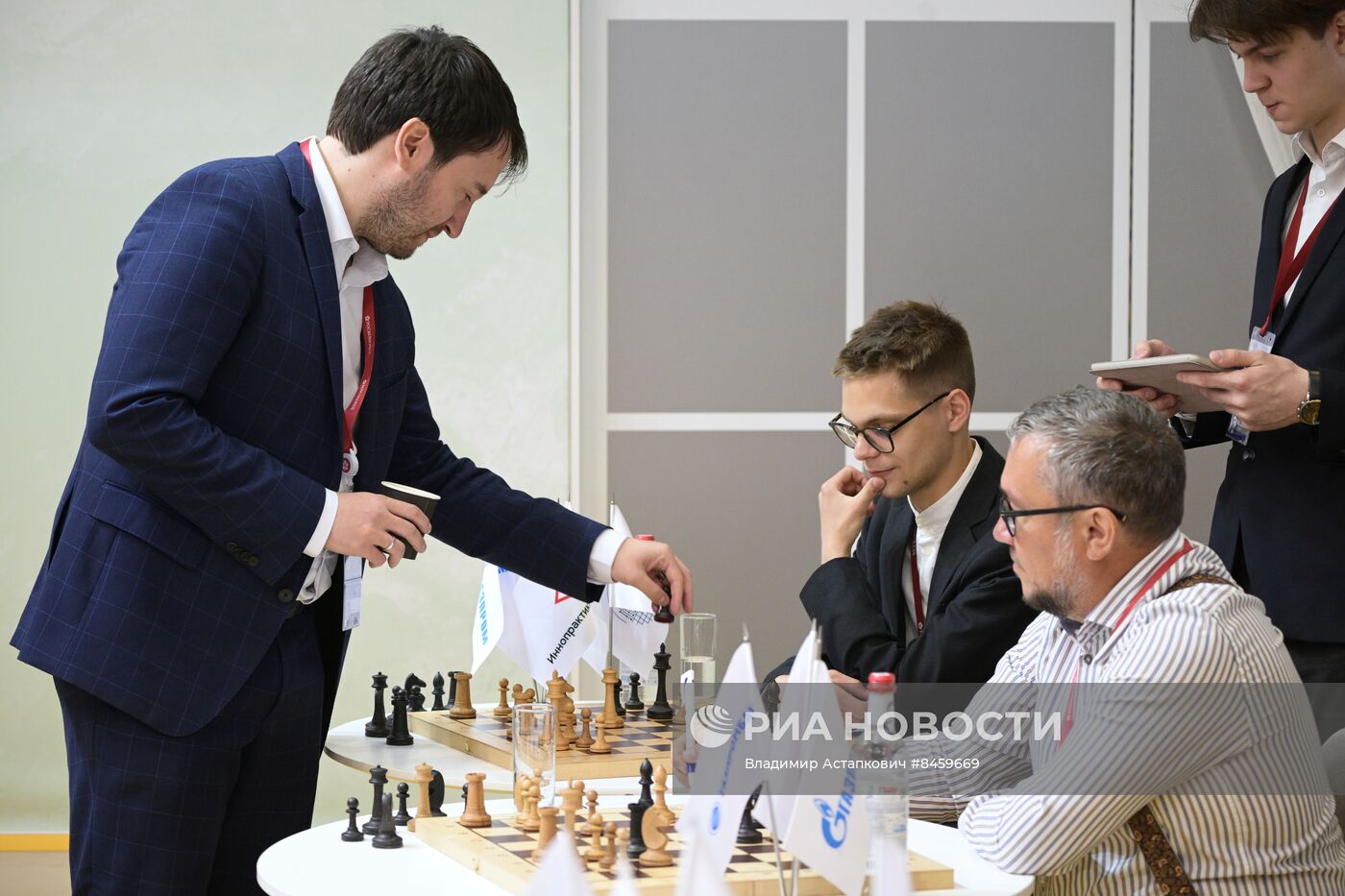 ПМЭФ-2023. Сеанс одновременной игры в шахматы с гроссмейстером с использованием искусственного интеллекта