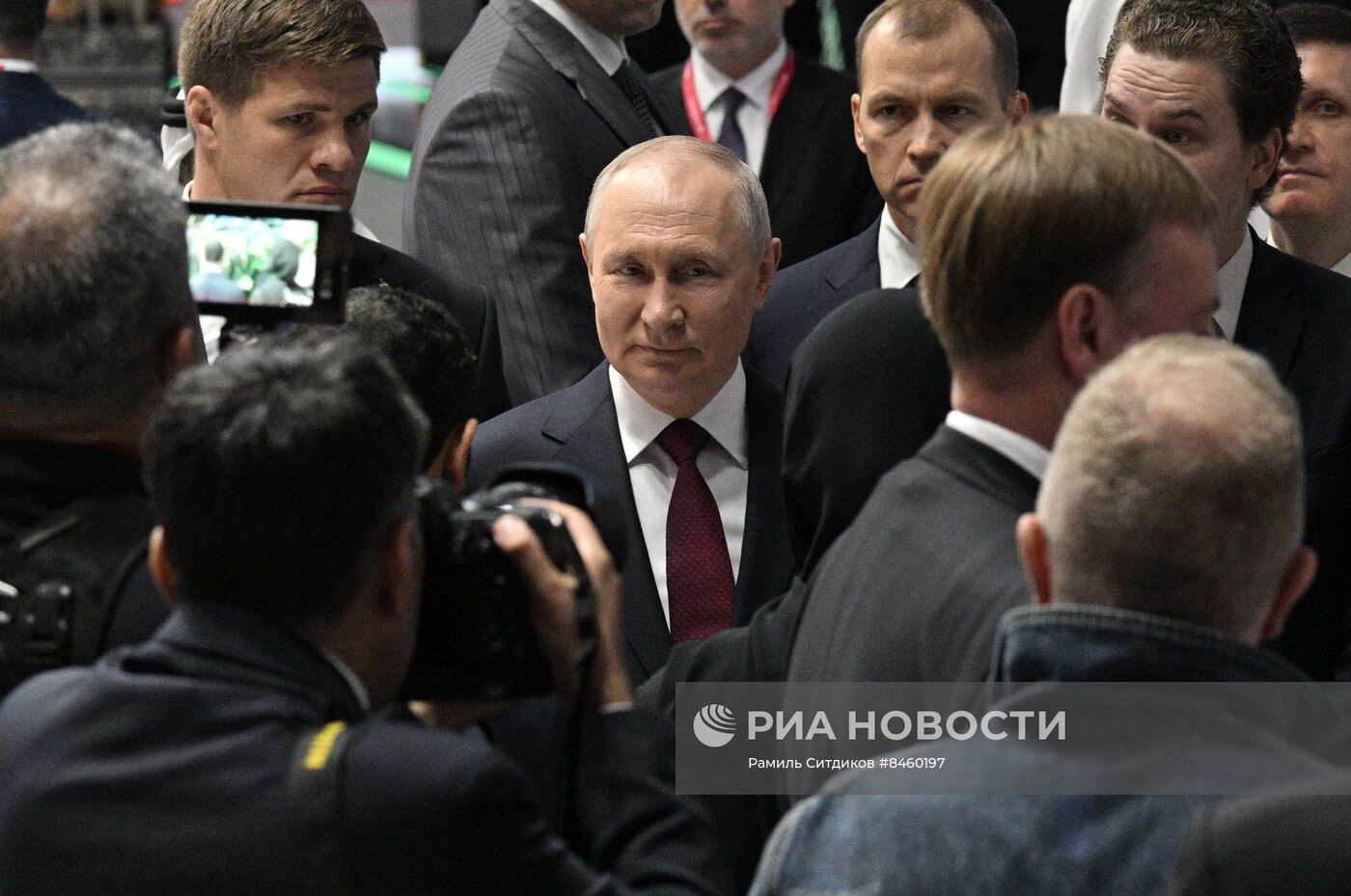 Президент РФ В. Путин принял участие в работе ПМЭФ-2023