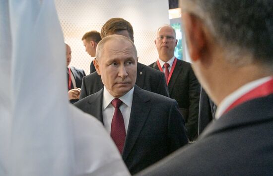 Президент РФ В. Путин принял участие в работе ПМЭФ-2023