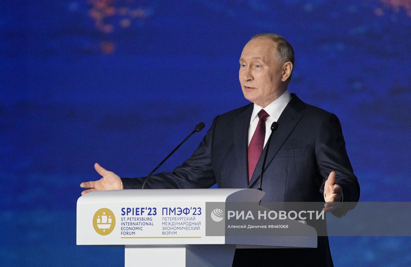 ПМЭФ-2023. Президент РФ В. Путин на пленарном заседании