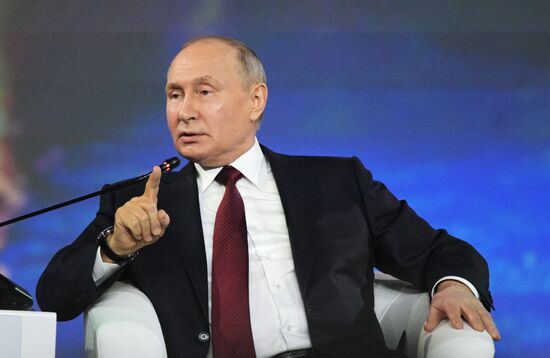 ПМЭФ-2023. Президент РФ В. Путин на пленарном заседании