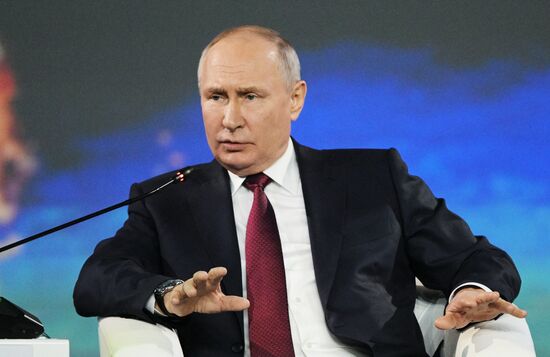 ПМЭФ-2023. Президент РФ В. Путин на пленарном заседании