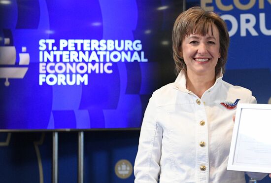 ПМЭФ-2023. Церемония награждения победителей турнира по международным переговорам с иностранным партнером