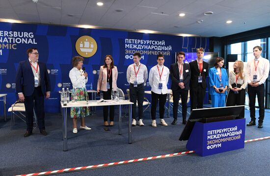 ПМЭФ-2023. Церемония награждения победителей турнира по международным переговорам с иностранным партнером