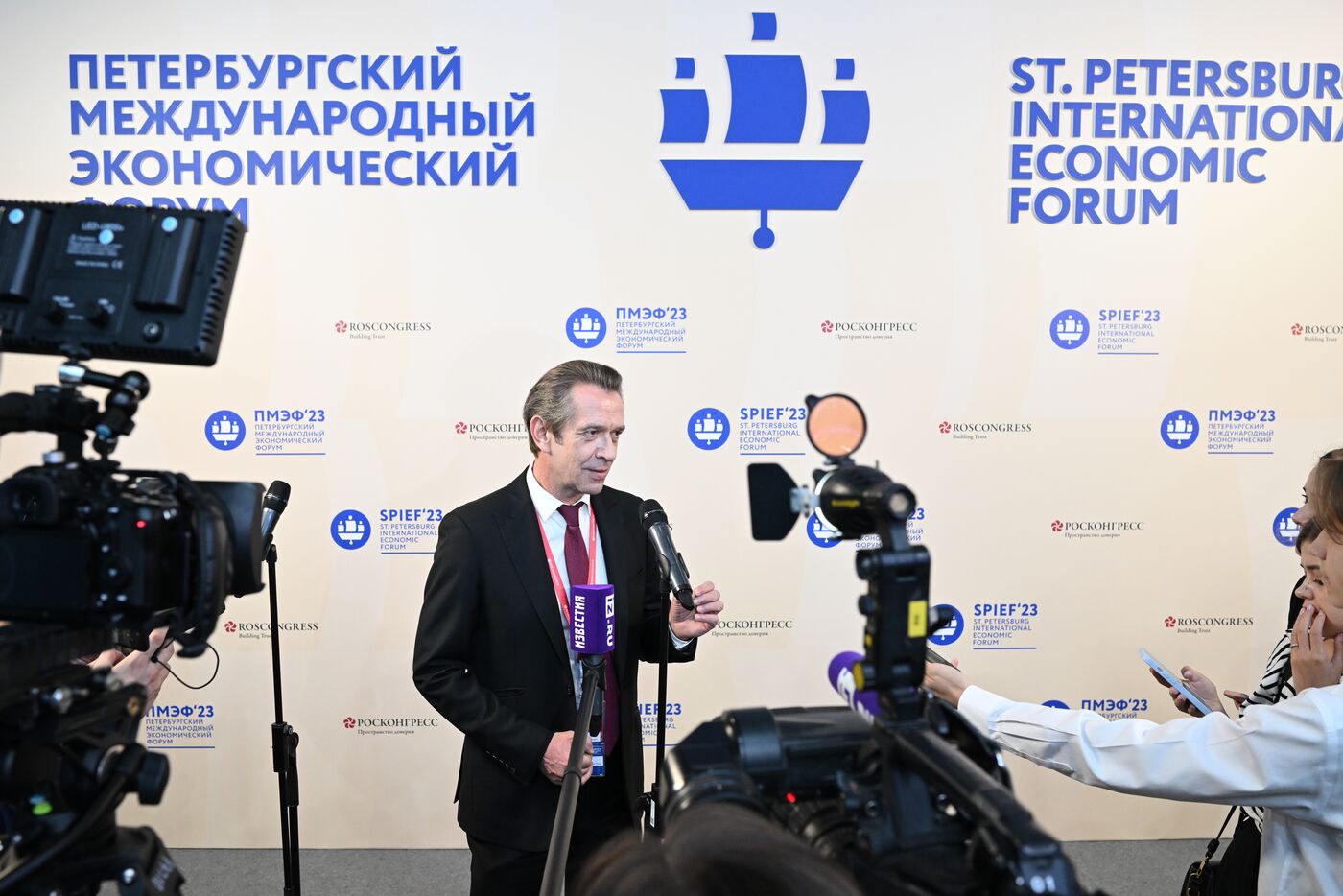 ПМЭФ-2023. Пресс-подход. Дискуссия с элементами мастер-класса на тему #любитель #внимание #профессионал в рамках молодежного дня Форума