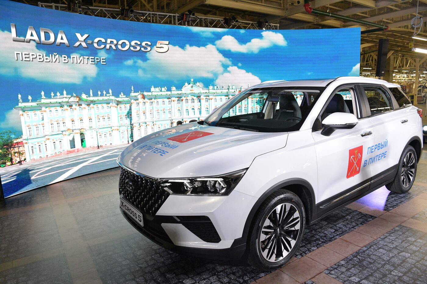 ПМЭФ-2023. Церемония выпуска первого автомобиля LADA X-Cross 5
