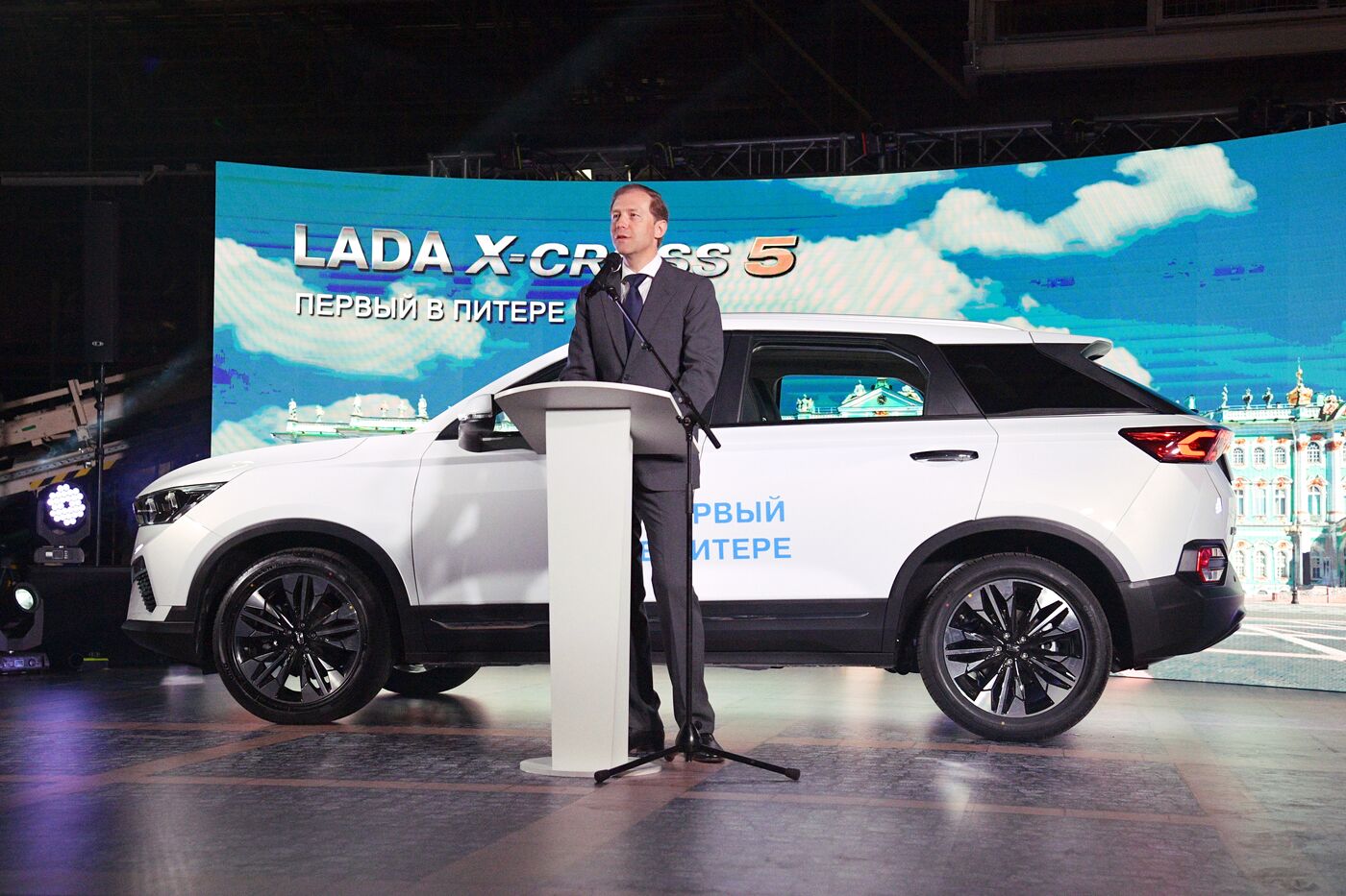 ПМЭФ-2023. Церемония выпуска первого автомобиля LADA X-Cross 5