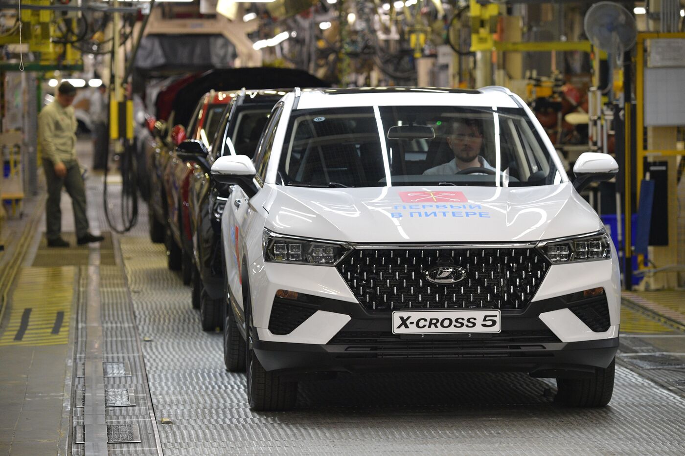 ПМЭФ-2023. Церемония выпуска первого автомобиля LADA X-Cross 5