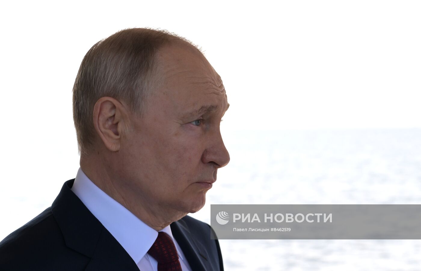 Президент РФ В. Путин принял участие в церемонии подъёма флагов в акватории Финского залива