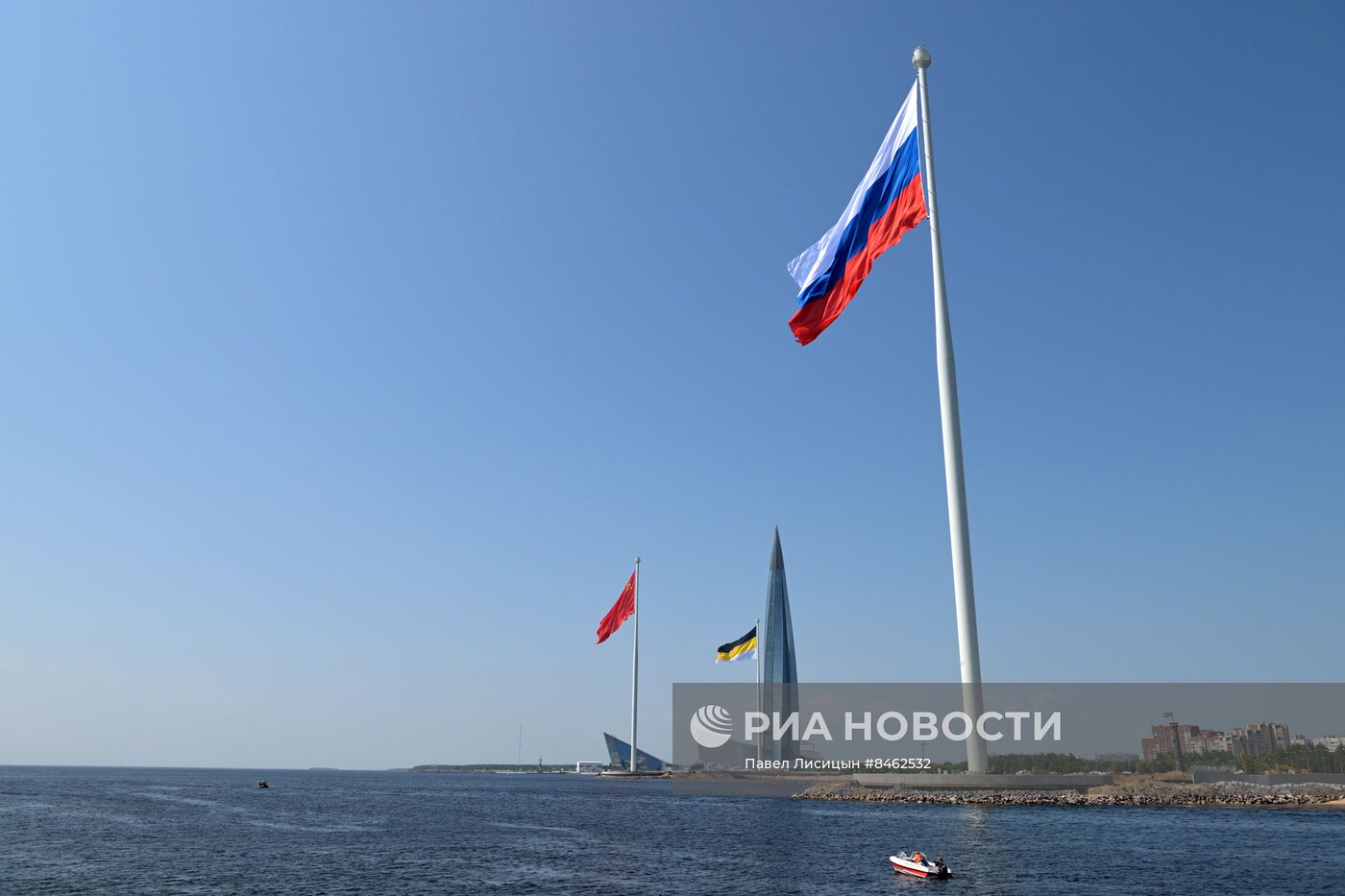 Президент РФ В. Путин принял участие в церемонии подъёма флагов в акватории Финского залива