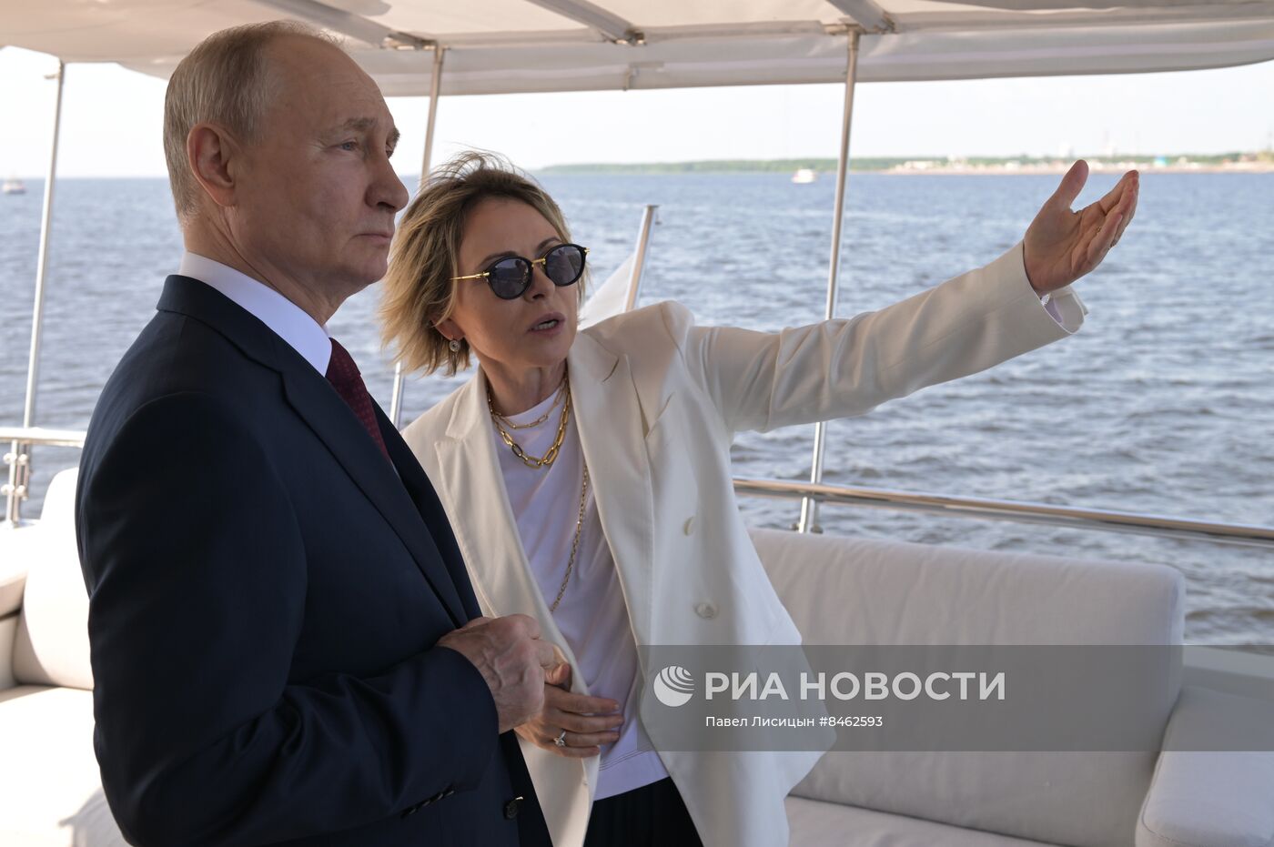 Президент РФ В. Путин принял участие в церемонии подъёма флагов в акватории Финского залива