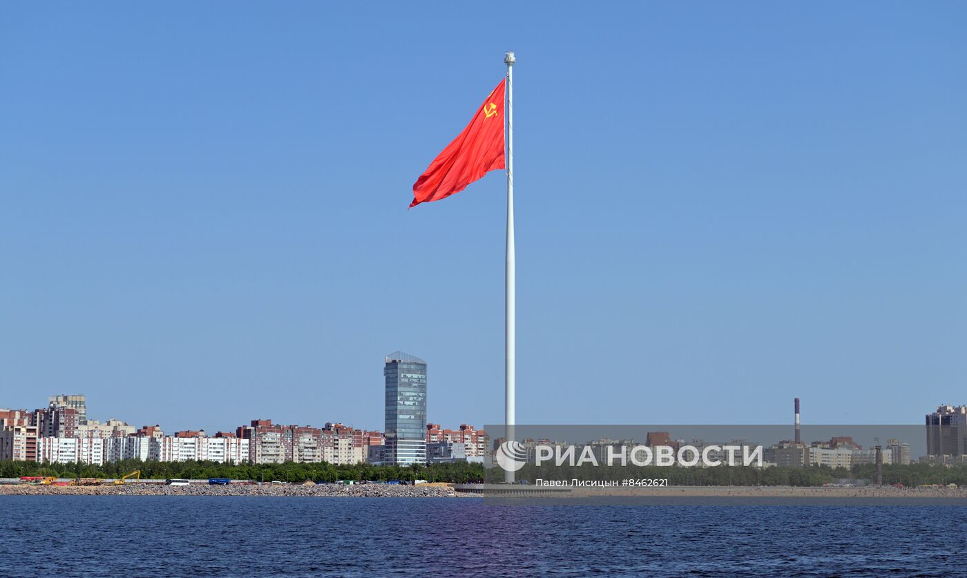 Президент РФ В. Путин принял участие в церемонии подъёма флагов в акватории Финского залива