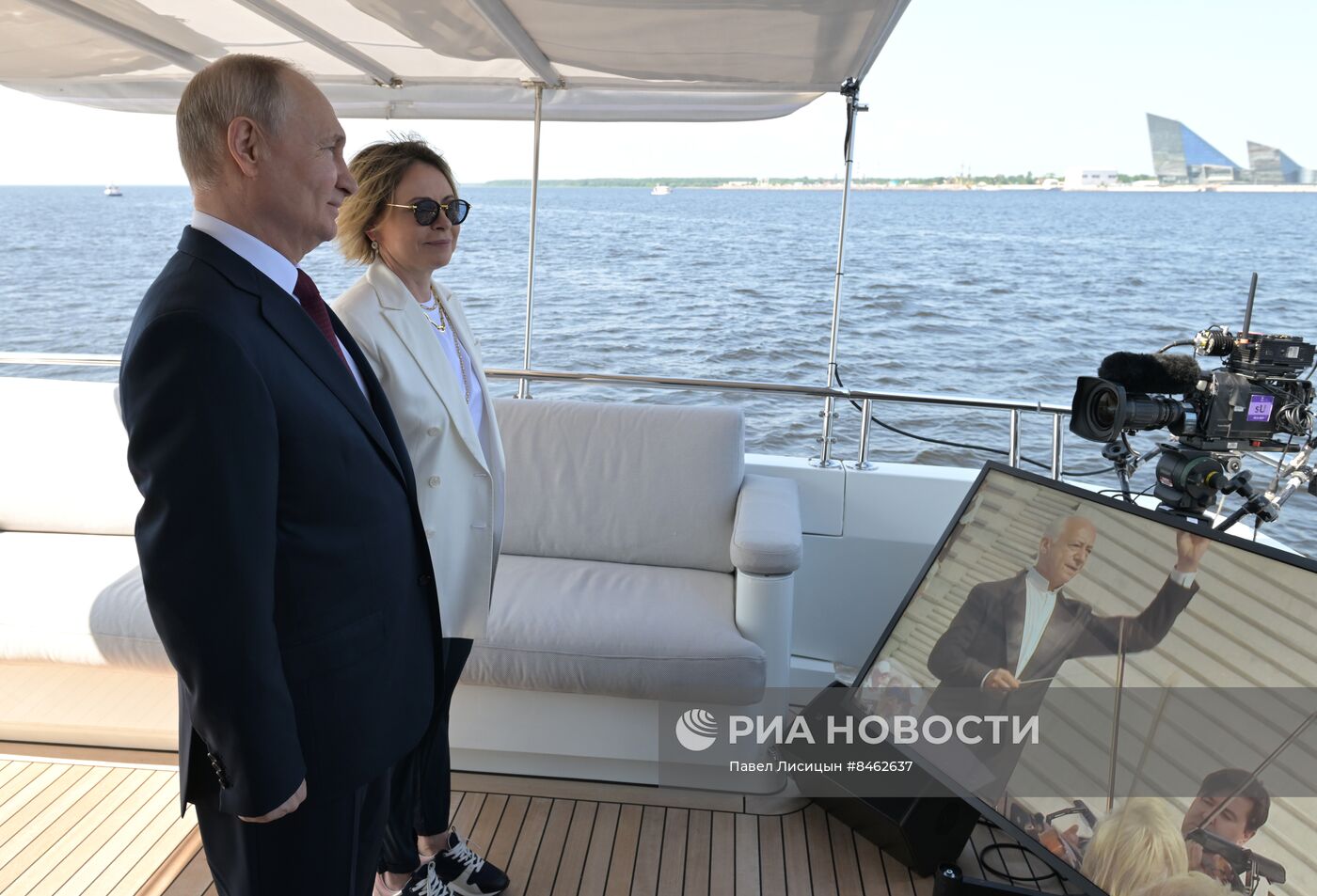 Президент РФ В. Путин принял участие в церемонии подъёма флагов в акватории Финского залива