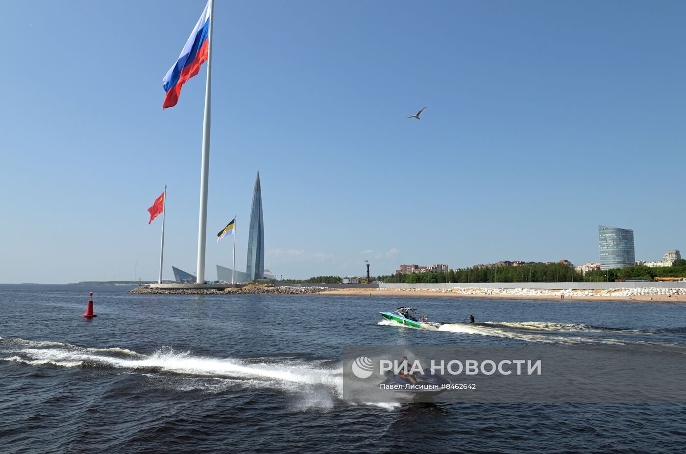 Президент РФ В. Путин принял участие в церемонии подъёма флагов в акватории Финского залива