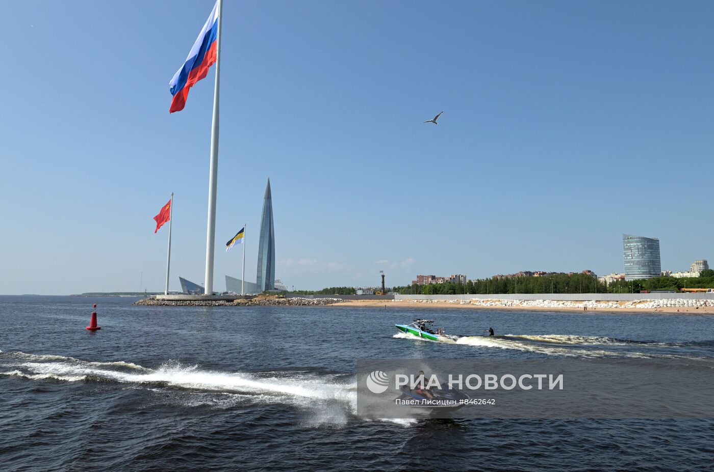 Президент РФ В. Путин принял участие в церемонии подъёма флагов в акватории Финского залива