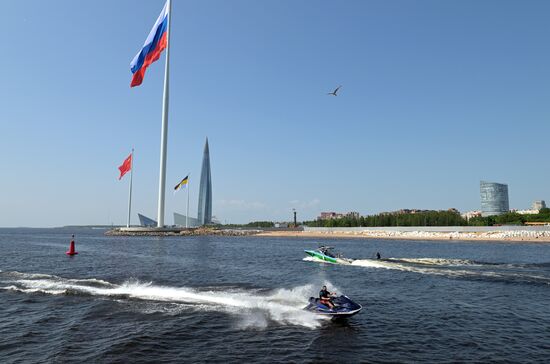 Президент РФ В. Путин принял участие в церемонии подъёма флагов в акватории Финского залива