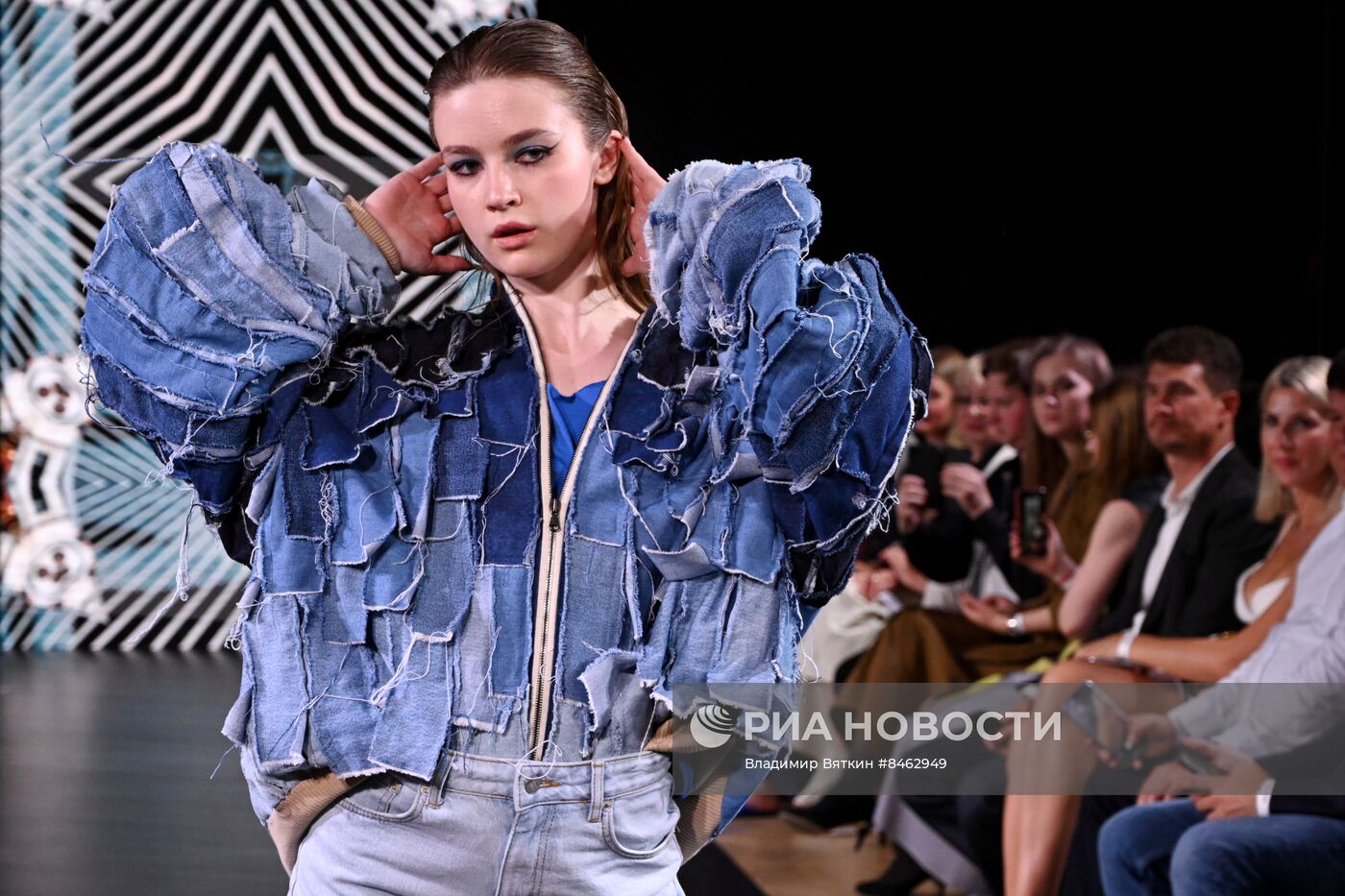 Модный показ студентов Института бизнеса и дизайна "Москва - любовь моя"