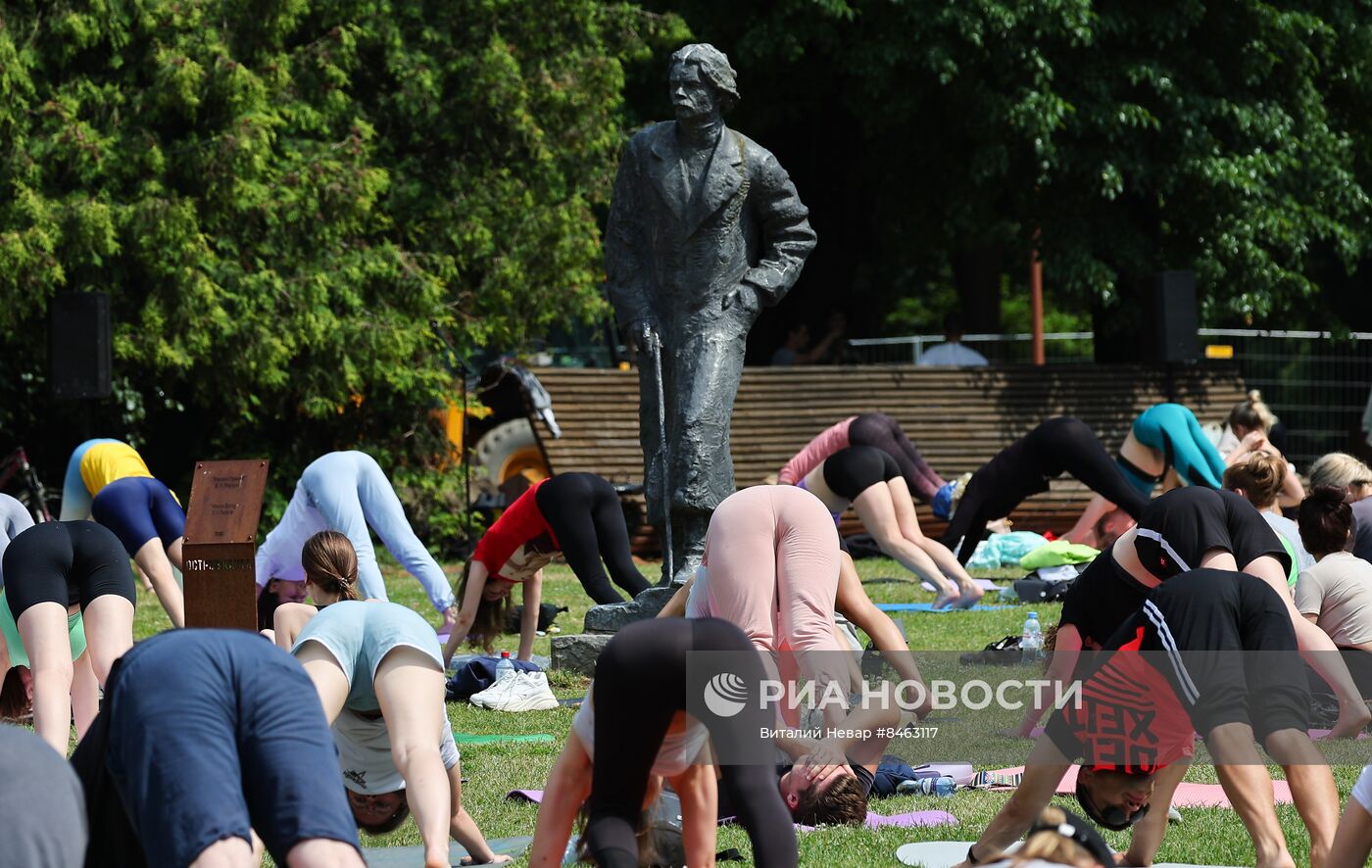 День йоги на острове Канта в Калининграде