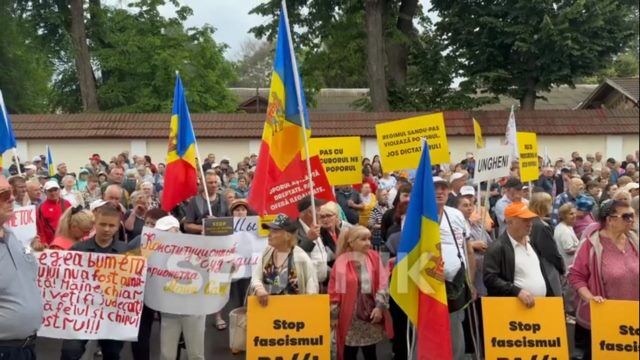 У Конституционного суда собравшиеся скандируют "Мы - партия "Шор!"