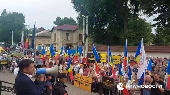 Сторонники партии "Шор" протестуют у здания суда