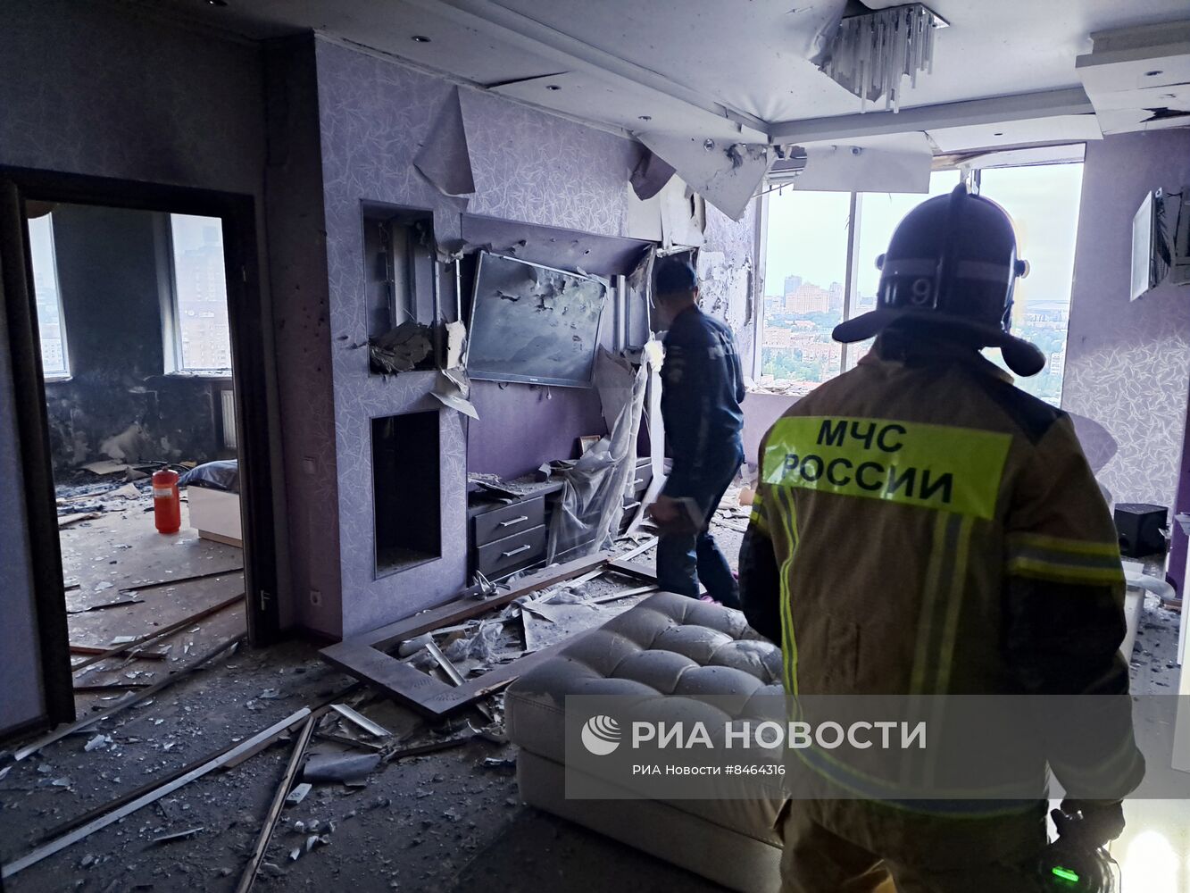 Последствия попадания БПЛА в жилой дом в Донецке