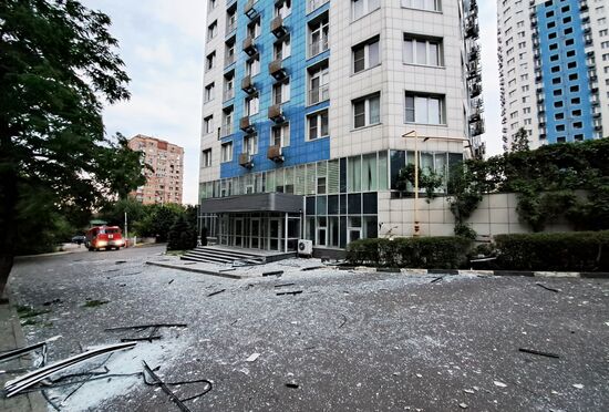 Последствия попадания БПЛА в жилой дом в Донецке