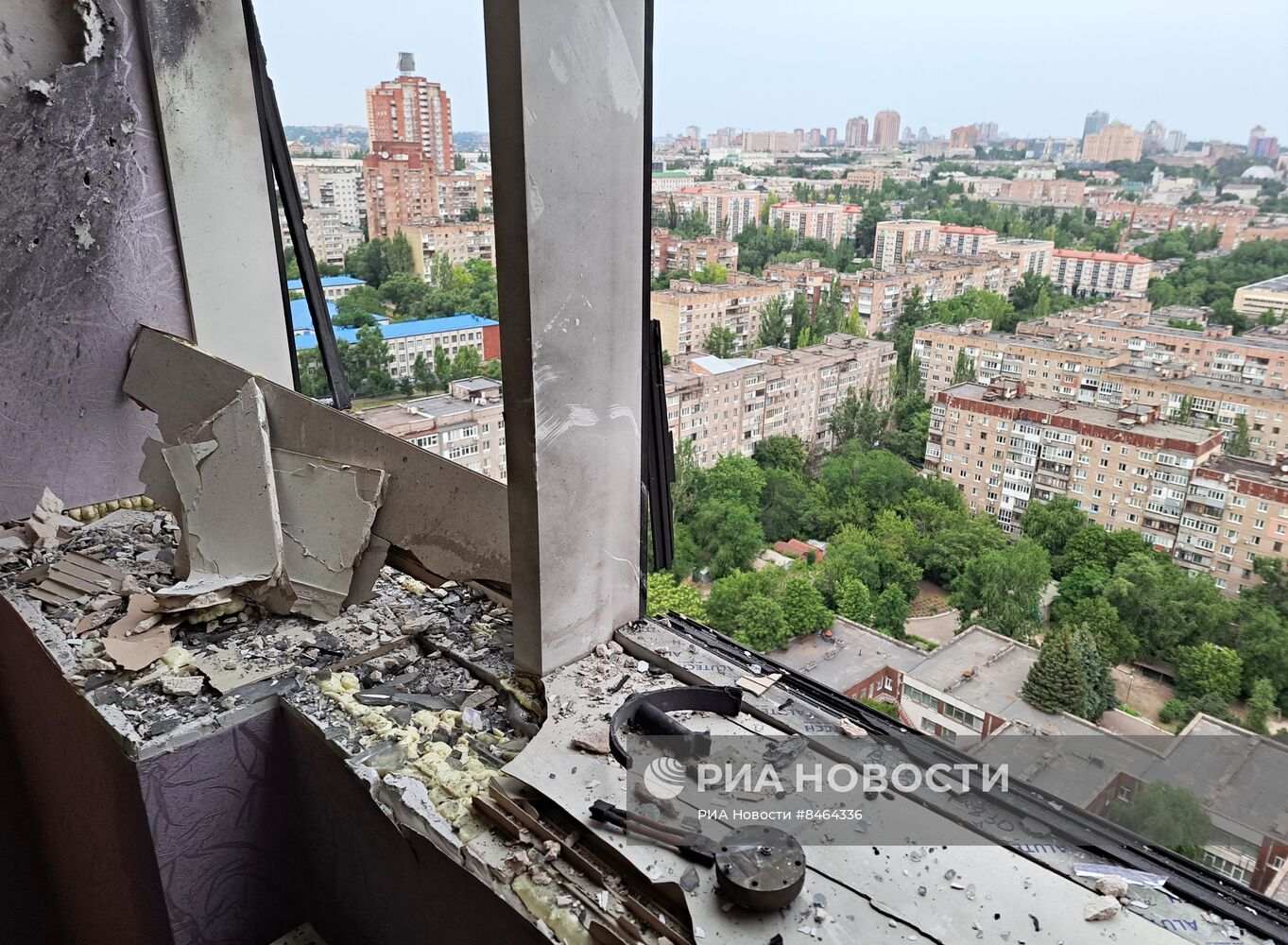Последствия попадания БПЛА в жилой дом в Донецке
