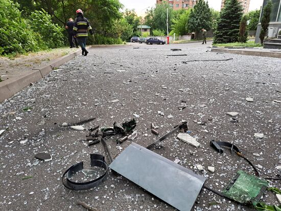 Последствия попадания БПЛА в жилой дом в Донецке