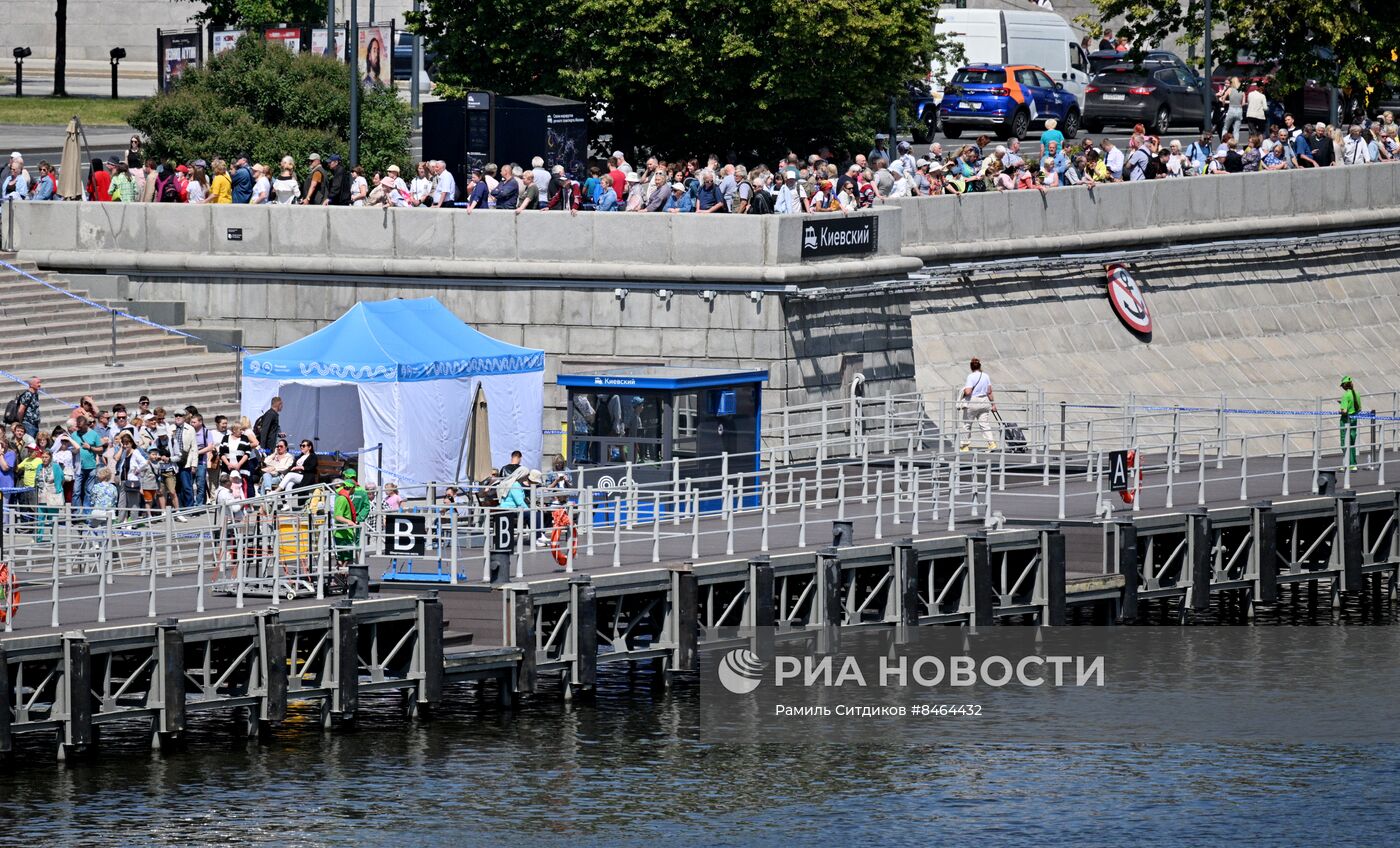 Очередь из желающих прокатиться на электрических речных судах в Москве