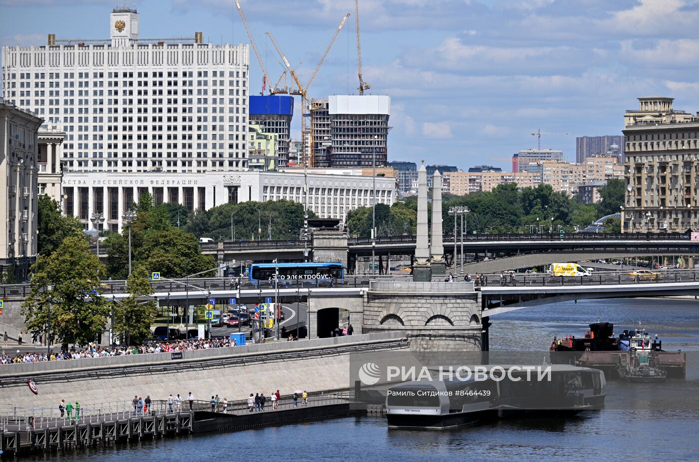 Очередь из желающих прокатиться на электрических речных судах в Москве