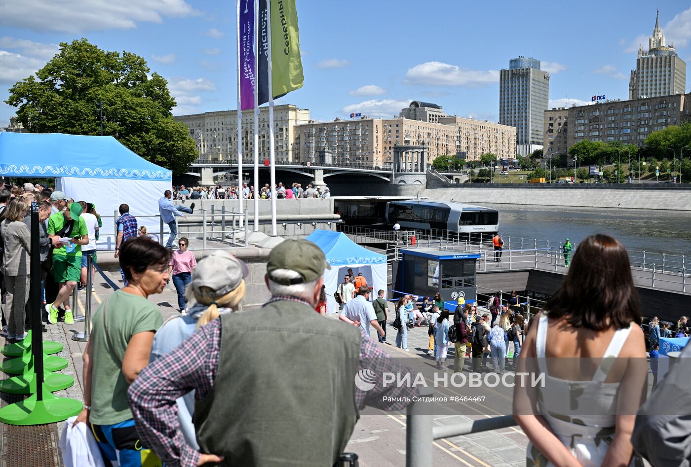 Очередь из желающих прокатиться на электрических речных судах в Москве