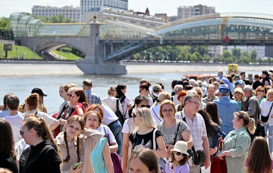 Очередь из желающих прокатиться на электрических речных судах в Москве