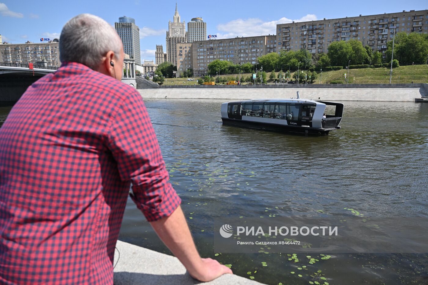 Очередь из желающих прокатиться на электрических речных судах в Москве