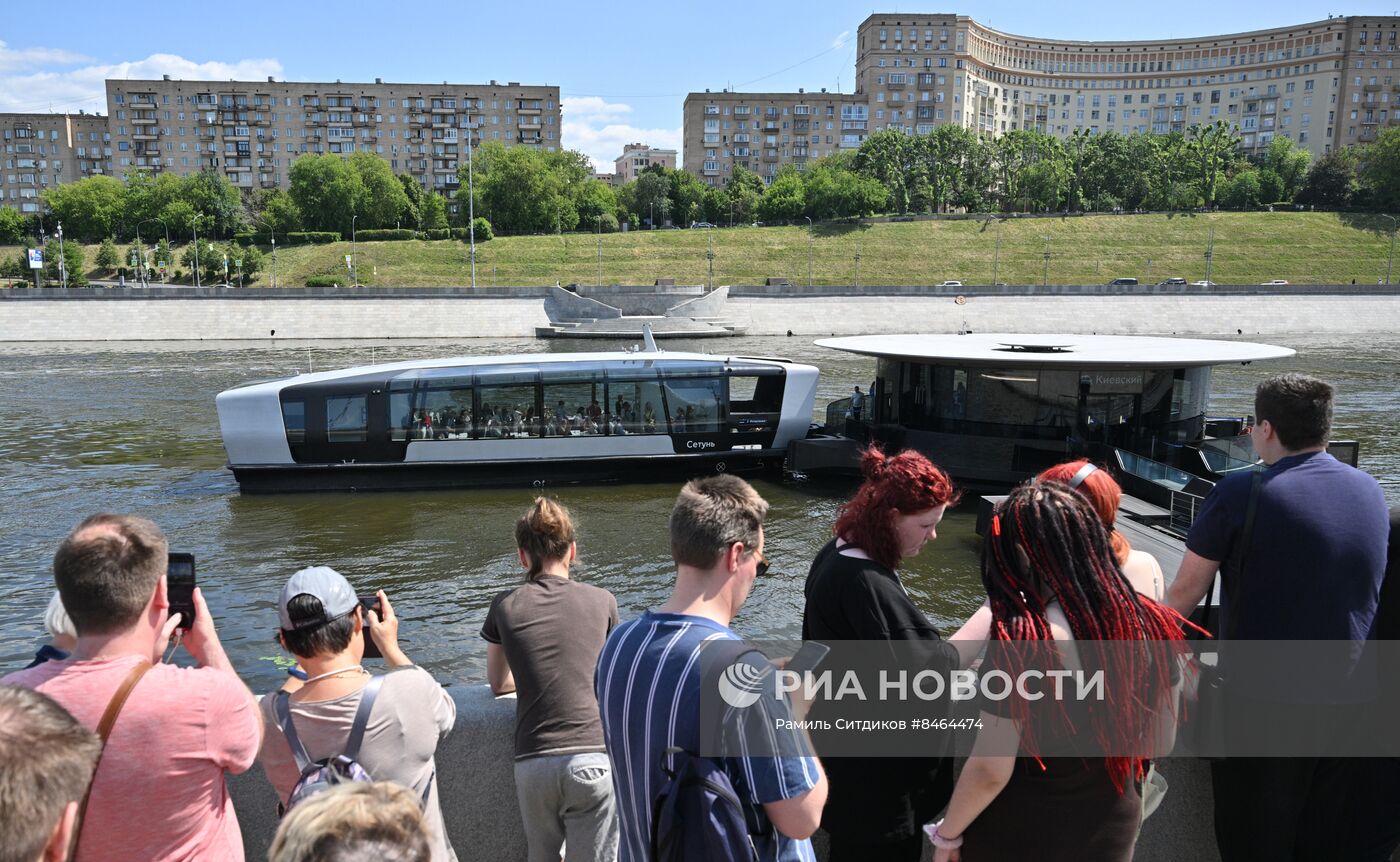 Очередь из желающих прокатиться на электрических речных судах в Москве