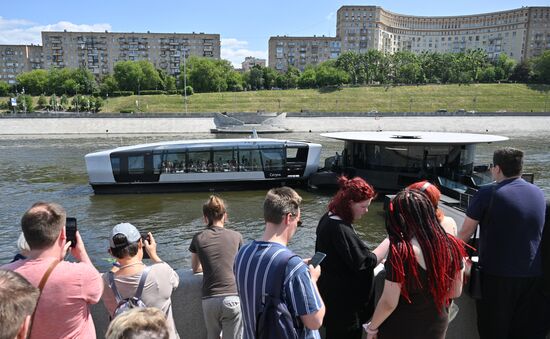 Очередь из желающих прокатиться на электрических речных судах в Москве