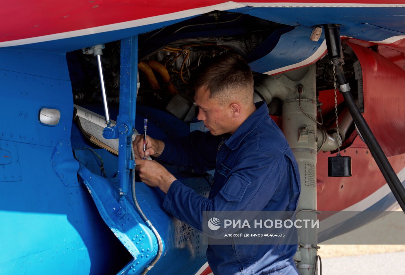 Тренировка группы высшего пилотажа "Стрижи" в Петербурге