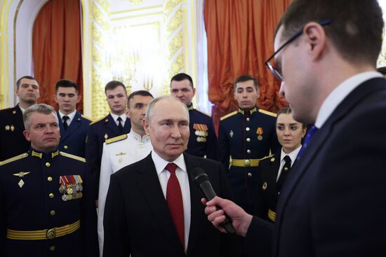 Встреча президента РФ В. Путина с выпускниками высших военно-учебных заведений