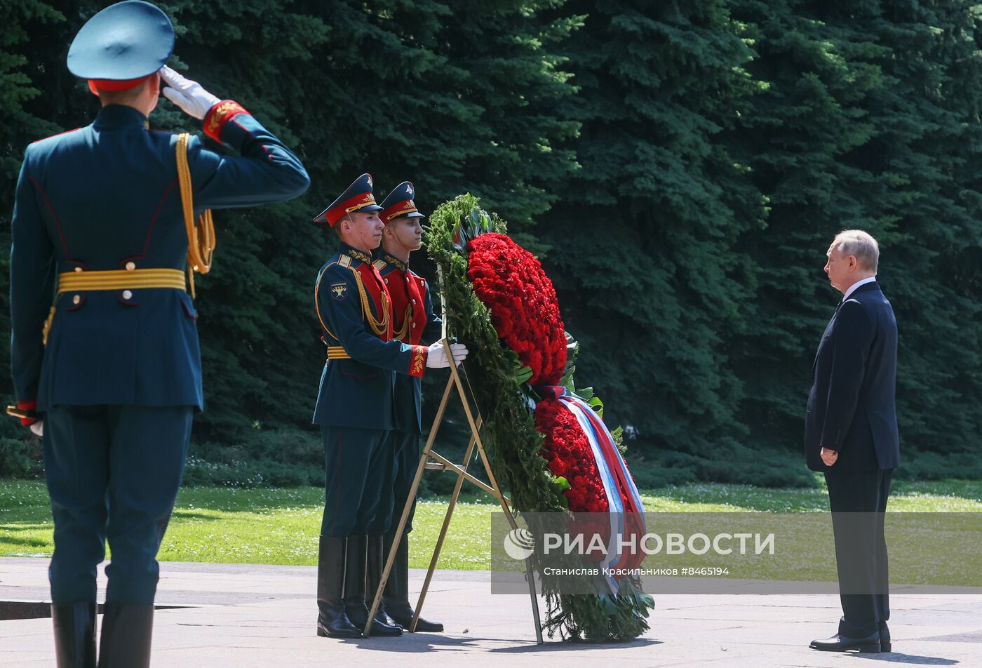 Президент РФ В. Путин возложил цветы к Могиле Неизвестного Солдата в Александровском саду