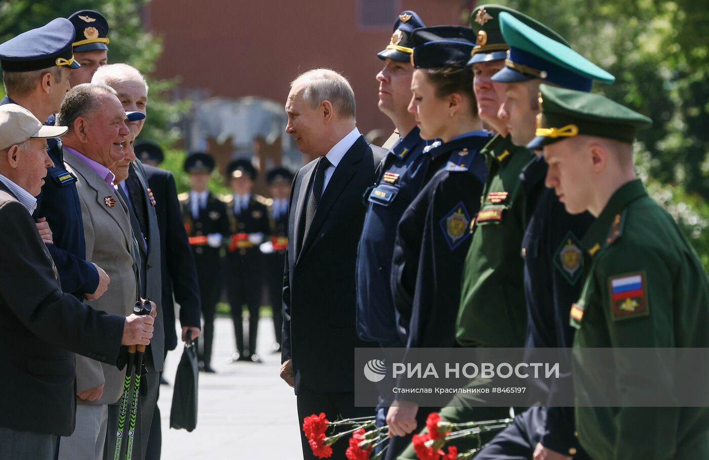 Президент РФ В. Путин возложил цветы к Могиле Неизвестного Солдата в Александровском саду