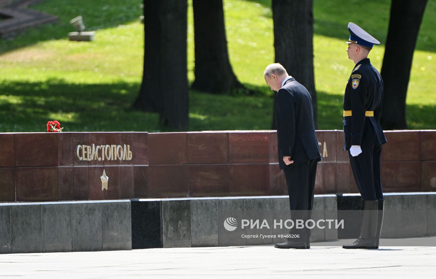 Президент РФ В. Путин возложил цветы к Могиле Неизвестного Солдата в Александровском саду