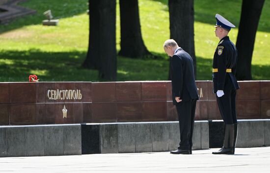 Президент РФ В. Путин возложил цветы к Могиле Неизвестного Солдата в Александровском саду